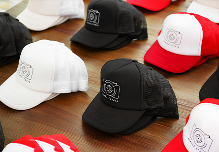 Caps, Taschen, Tassen